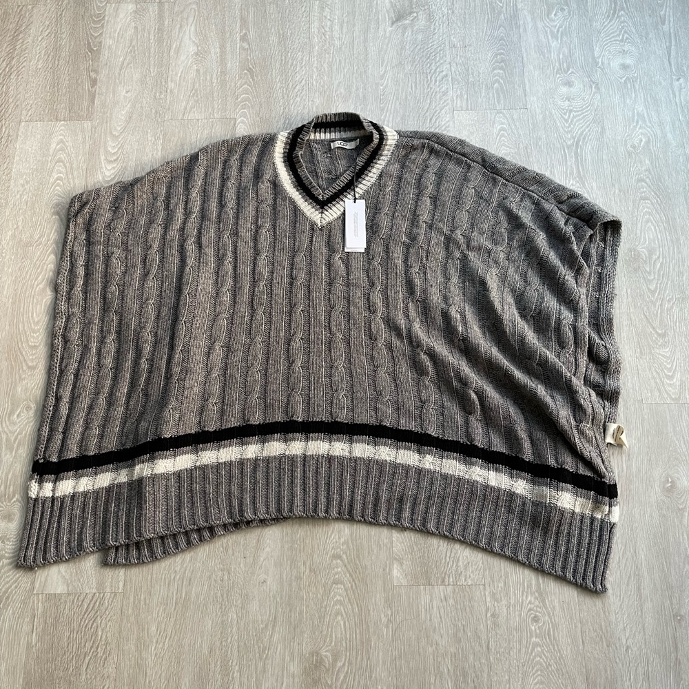 UGG Gray Cable Knit Poncho M/L.